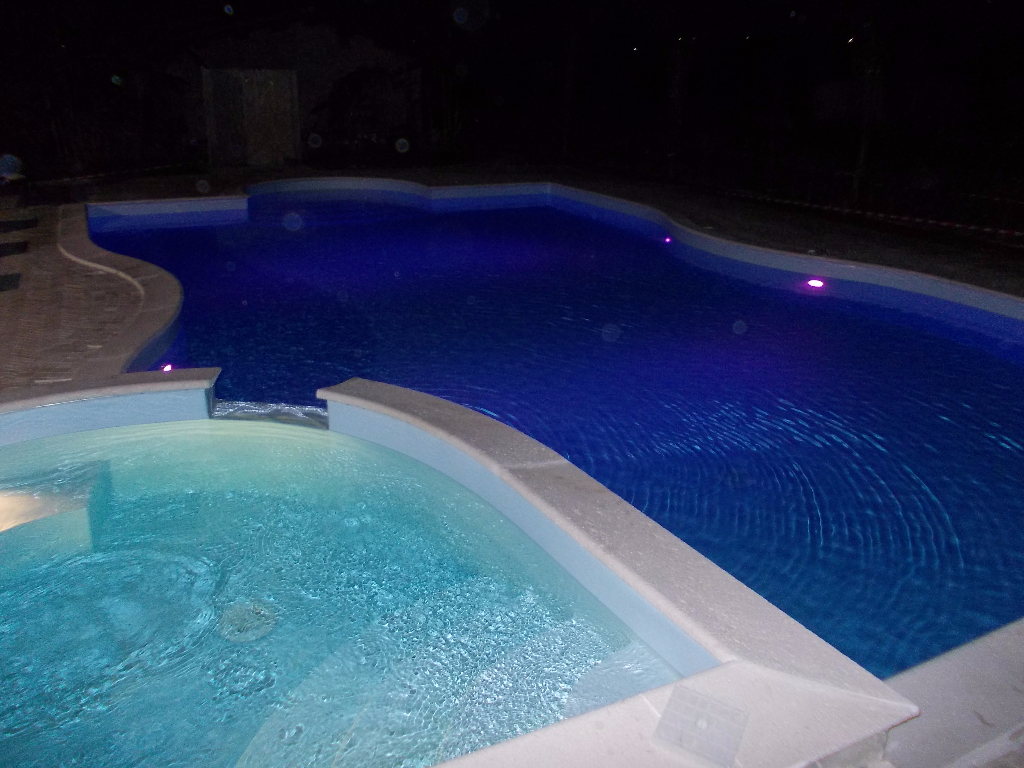 idromassaggio collegato alla piscina principale di sera