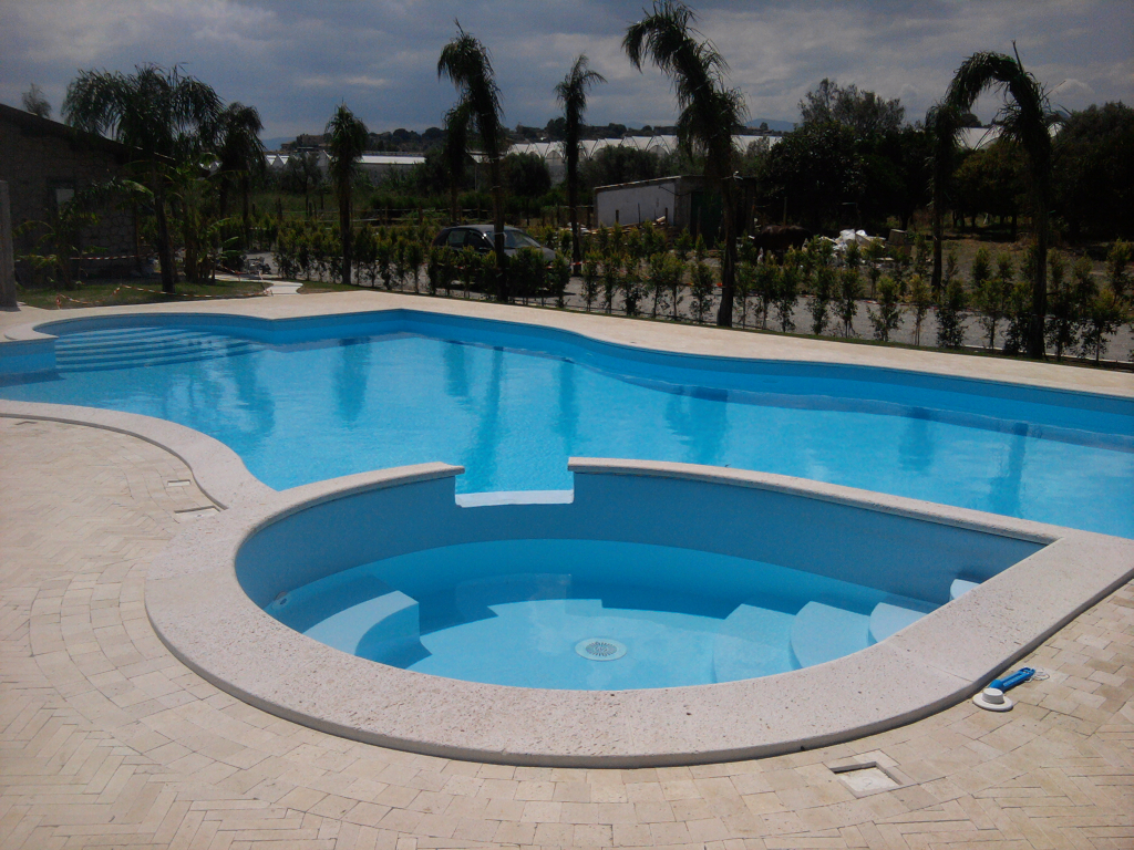 panoramica completa della piscina con idromassaggio di giorno