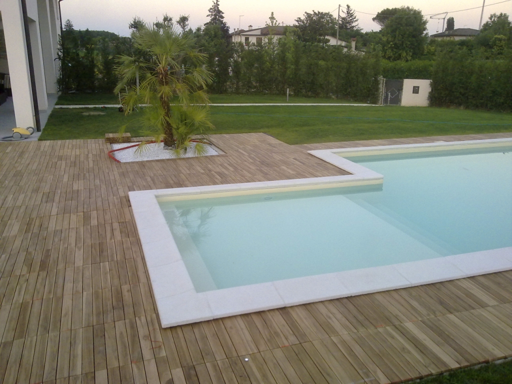 pavimentazione resistente all'acqua per la tua piscina