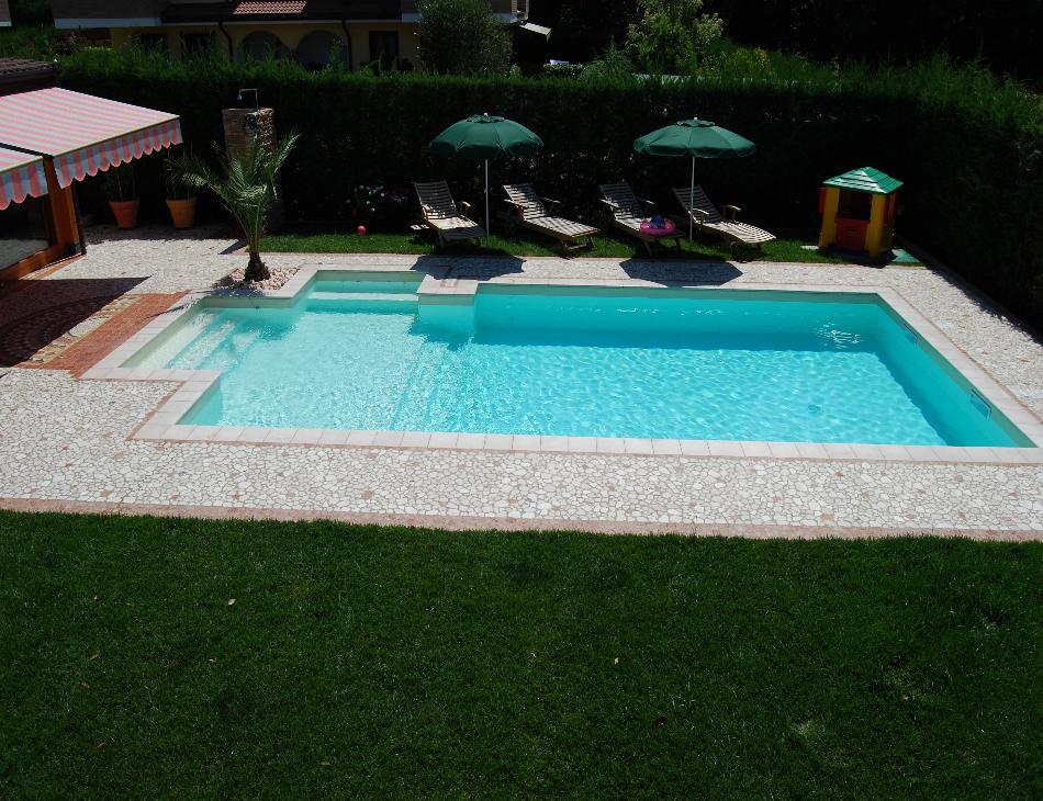 vista dall'alto della piscina nell'azzurro dell'acqua