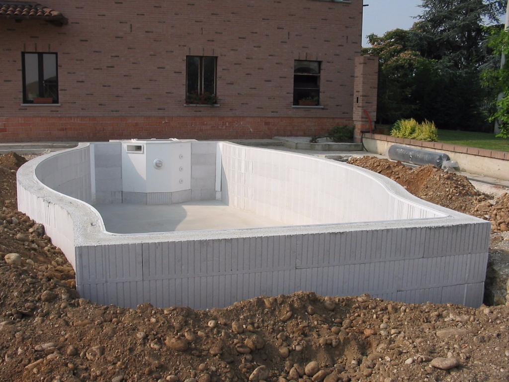 scheletro muratura in cemento costruzione piscina