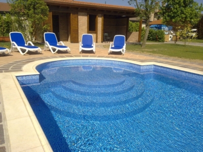 scalinata di ingresso il piscina con mosaico blu e azzurro